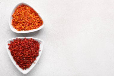 Beyaz arka planda safran yığını olan kaseler