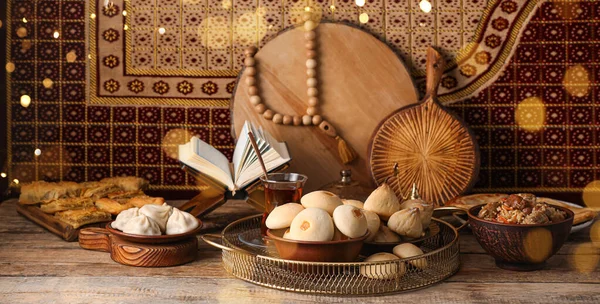 传统东方菜 桌上有可兰经书 — 图库照片