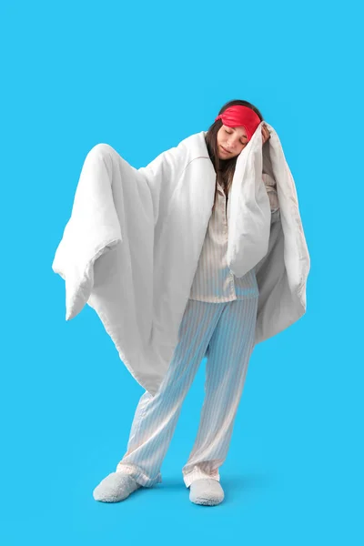 Jovem Com Máscara Dormir Cobertor Macio Fundo Azul — Fotografia de Stock