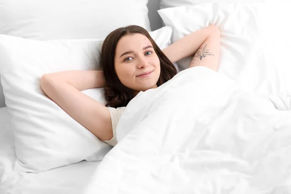 Genç Kadın Yatakta Yatarken Sabah — Stok fotoğraf
