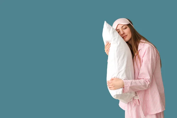Junge Frau Mit Schlafmaske Und Kopfkissen Auf Blauem Hintergrund — Stockfoto