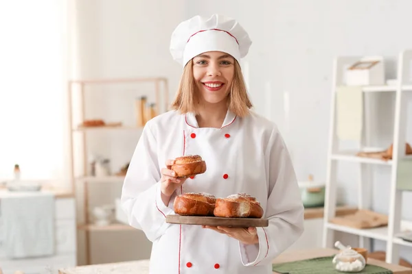 Kvinnlig Bagare Med Styrelse Välsmakande Bullar Köket — Stockfoto