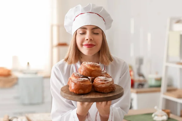 Γυναικείος Φούρναρης Πλακέτα Από Νόστιμα Ψωμάκια Στην Κουζίνα Closeup — Φωτογραφία Αρχείου