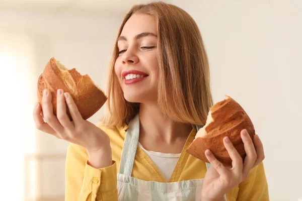 Γυναικείος Φούρναρης Φρέσκο Ψωμί Στην Κουζίνα Closeup — Φωτογραφία Αρχείου
