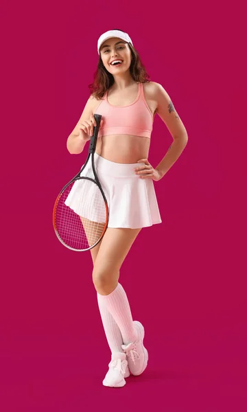 분홍색 배경에 테니스 라켓을 — 스톡 사진