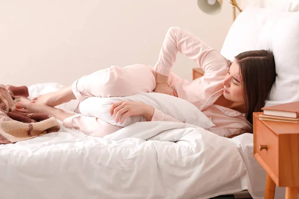 Młoda Kobieta Cierpiąca Skurcze Menstruacyjne Sypialni — Zdjęcie stockowe