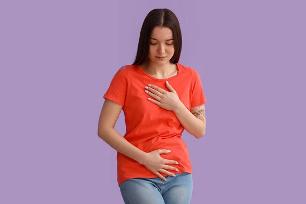 Young Woman Having Menstrual Cramps Lilac Background — Stock Photo, Image