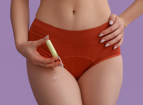 Wanita Muda Dengan Celana Dalam Menstruasi Dengan Tampon Latar Belakang — Stok Foto