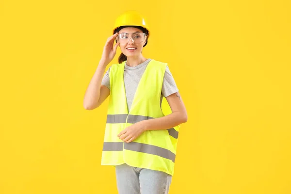Trabalhadora Feminina Colete Fundo Amarelo — Fotografia de Stock