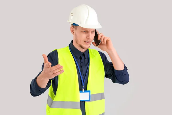 Trabalhador Masculino Falando Por Telefone Fundo Cinza — Fotografia de Stock
