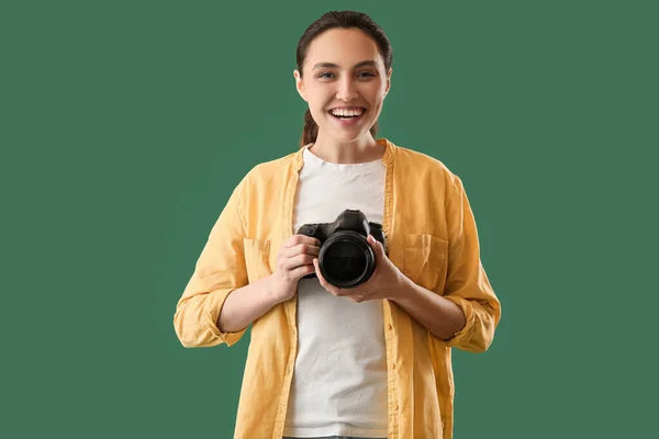 Γυναίκα Φωτογράφος Επαγγελματική Κάμερα Πράσινο Φόντο — Φωτογραφία Αρχείου
