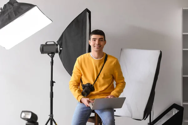 Fiatal Férfi Fotós Dolgozik Laptop Stúdióban — Stock Fotó