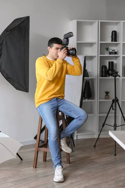 Fiatal Férfi Fotós Professzionális Kamera Dolgozik Stúdióban — Stock Fotó