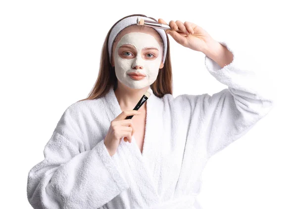 Jonge Vrouw Met Toegepast Kurkuma Masker Borstels Witte Achtergrond — Stockfoto