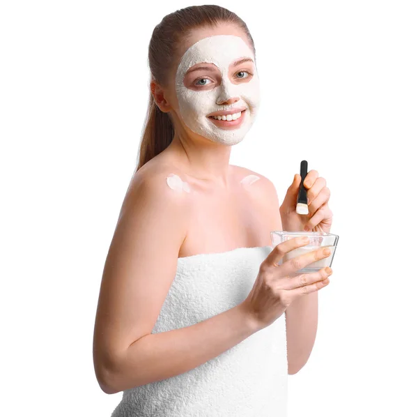 Mujer Joven Aplicando Máscara Cúrcuma Con Cepillo Sobre Fondo Blanco — Foto de Stock