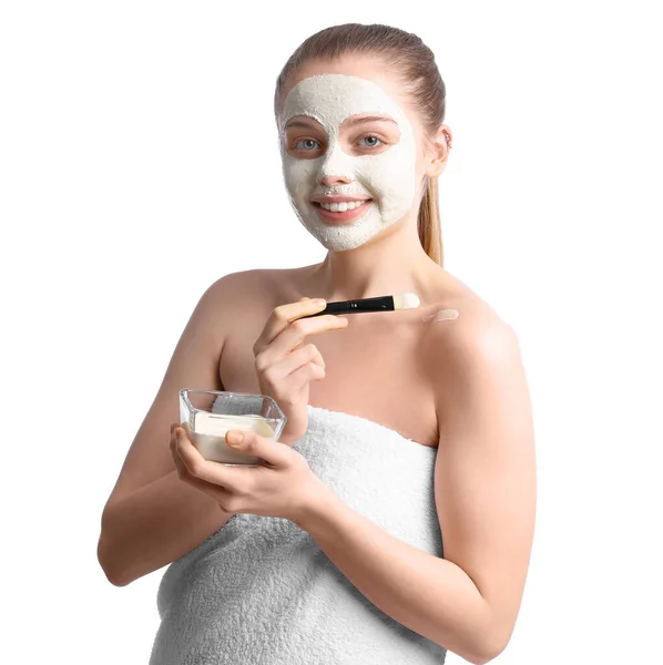 Mujer Joven Aplicando Máscara Cúrcuma Con Cepillo Sobre Fondo Blanco — Foto de Stock