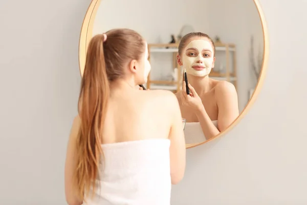 Jeune Femme Appliquant Masque Curcuma Avec Brosse Près Miroir Maison — Photo