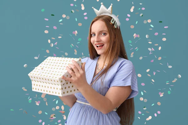 Beautiful Woman Gift Celebrating Birthday Blue Background — Stock Photo, Image