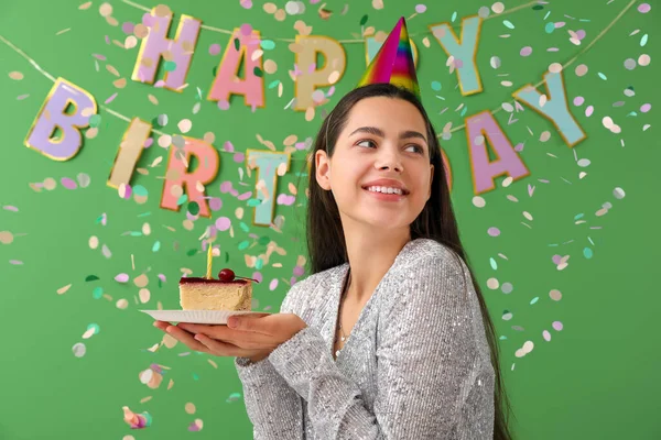 Щаслива Молода Жінка Шматочком Торта Зеленому Фоні — стокове фото