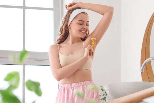 Young Woman Shaving Her Armpit Razor Bathroom — Stock Photo, Image