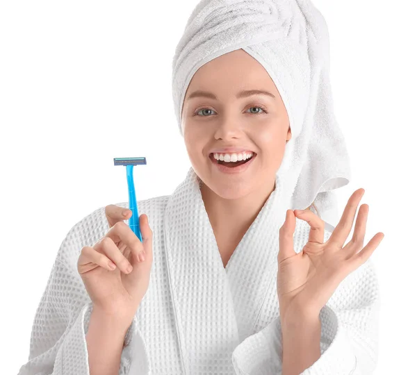 白い背景にOkを示す剃刀を持つ若い女性 クローズアップ — ストック写真