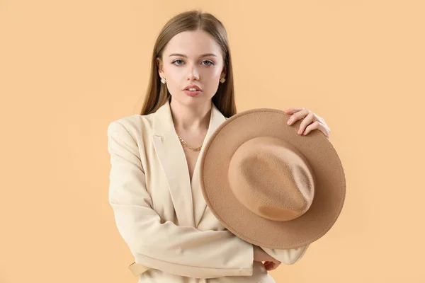 Fashionabla Ung Kvinna Med Hatt Beige Bakgrund — Stockfoto