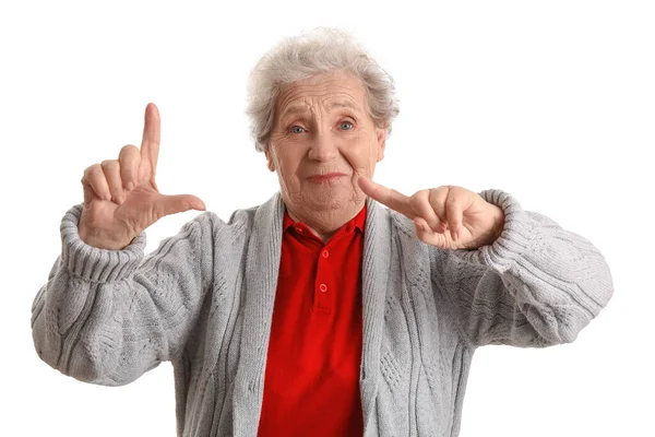 Beyaz Arka Planda Ezik Jestleri Gösteren Yaşlı Bir Kadın — Stok fotoğraf