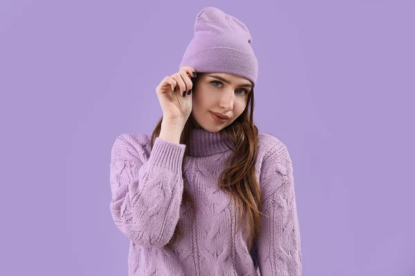 Pretty Young Woman Knitted Sweater Hat Lilac Background — Stock fotografie