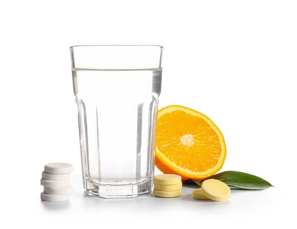 Copo Água Comprimidos Efervescentes Vitamina Laranja Isolado Sobre Fundo Branco — Fotografia de Stock