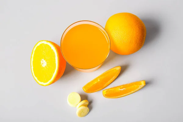 Szklanka Witaminy Musująca Tabletka Rozpuszczona Wodzie Pomarańczach Szarym Tle — Zdjęcie stockowe