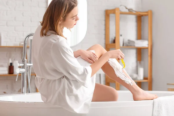 Junge Frau Rasiert Sich Bein Mit Rasiermesser Badezimmer — Stockfoto