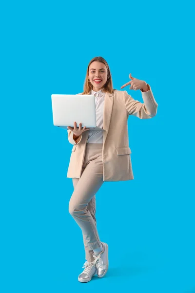 Female Programmer Pointing Laptop Blue Background — Stock Photo, Image