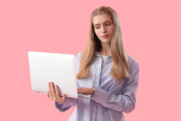 Programmiererin Arbeitet Mit Laptop Auf Rosa Hintergrund — Stockfoto