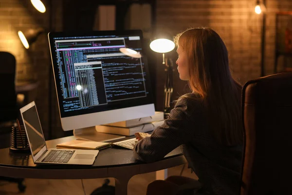 Жінка Програмістка Працює Комп Ютером Вночі — стокове фото