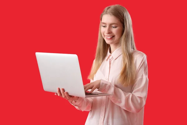 Programmiererin Arbeitet Mit Laptop Auf Rotem Hintergrund — Stockfoto