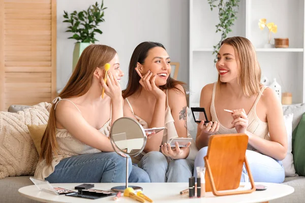 Mujeres Jóvenes Haciendo Maquillaje Casa — Foto de Stock