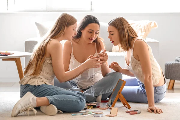 Young Women Doing Makeup Home — Stock Photo, Image