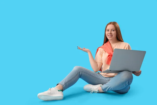 Programador Feminino Com Laptop Mostrando Algo Fundo Azul — Fotografia de Stock