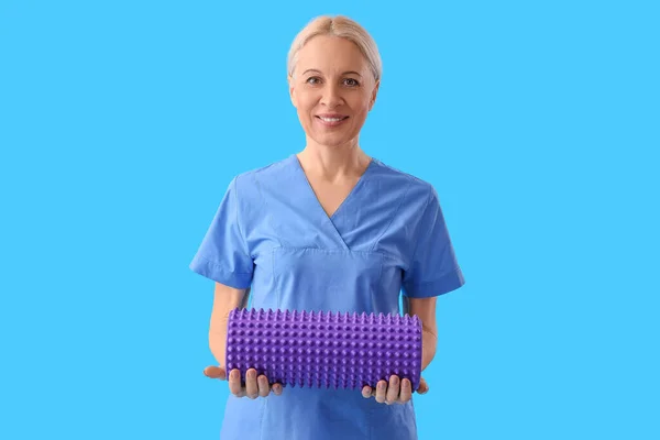 Mature Physiotherapist Foam Roller Blue Background — Stock Fotó
