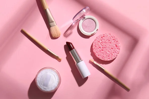 Skład Produktami Kosmetycznymi Akcesoriami Makijażu Różowym Tle — Zdjęcie stockowe