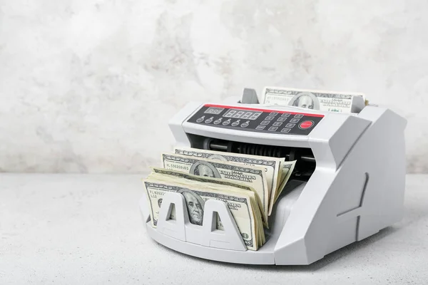 Cajero Automático Moderno Con Billetes Dólares Sobre Fondo Claro —  Fotos de Stock