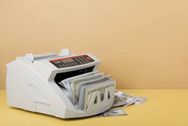 Cajero Automático Moderno Con Billetes Dólares Sobre Fondo Color —  Fotos de Stock