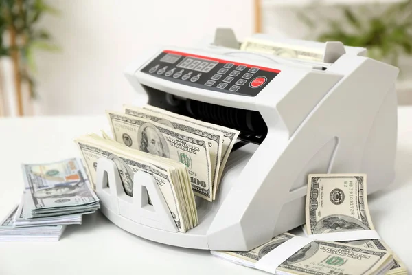 Nowoczesna Maszyna Liczenia Gotówki Banknotami Dolarowymi Stole Biurze — Zdjęcie stockowe