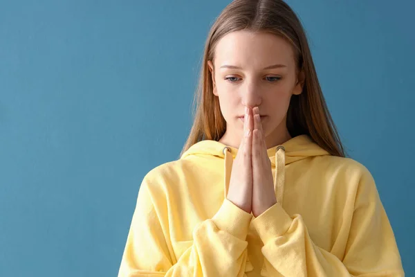 Дівчина Підліток Молиться Синьому Фоні Крупним Планом — стокове фото