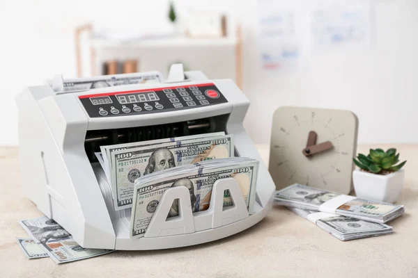 Dolar Banknotları Saatli Modern Para Sayma Makinesi — Stok fotoğraf
