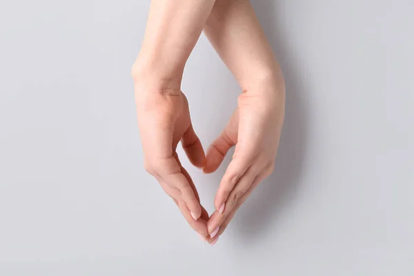 Frau Macht Herz Mit Ihren Händen Auf Grauem Hintergrund — Stockfoto