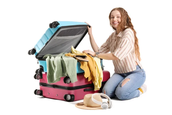Junge Frau Packt Ihre Kleider Koffer Auf Weißem Hintergrund — Stockfoto