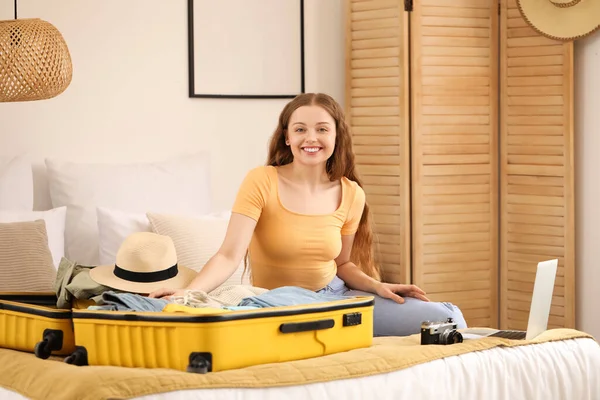Молода Жінка Упаковує Свій Одяг Подорожей Спальні — стокове фото