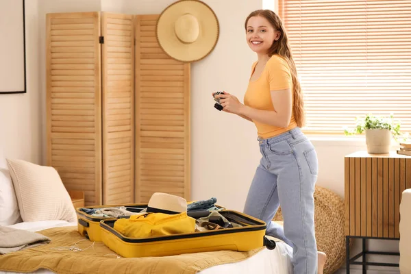 Fotoğraf Makinesi Olan Genç Bir Kadın Yatak Odasına Gitmek Için — Stok fotoğraf