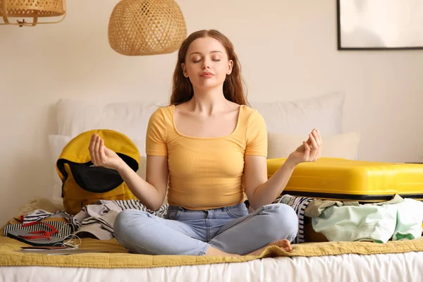 Молодая Женщина Медитирует Собирая Вещи Путешествия Спальню — стоковое фото